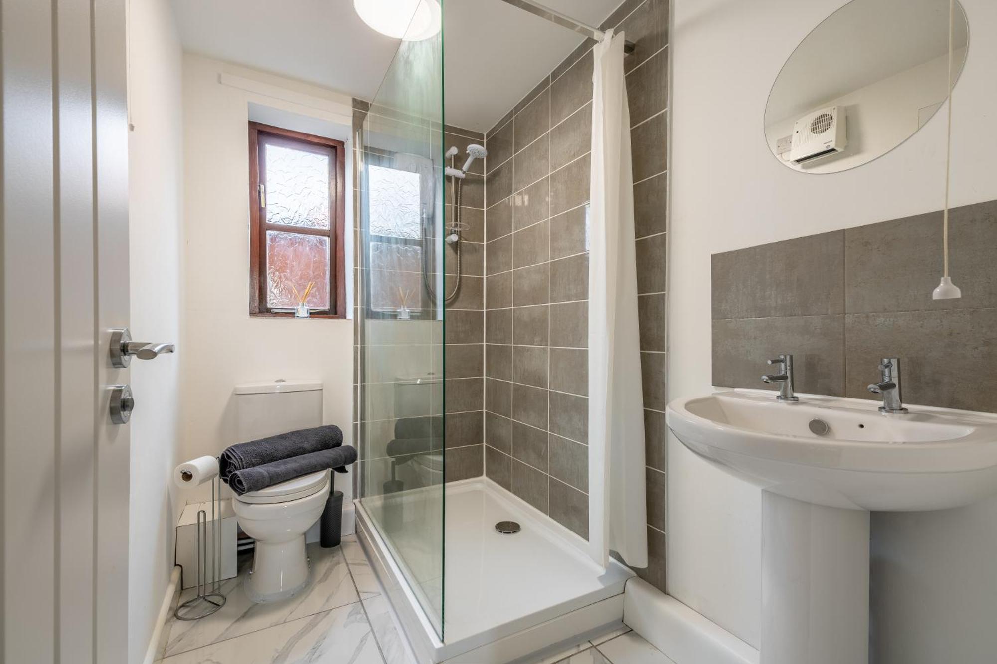 וולינגטון Modern Studio Flat In Wellington, Telford מראה חיצוני תמונה