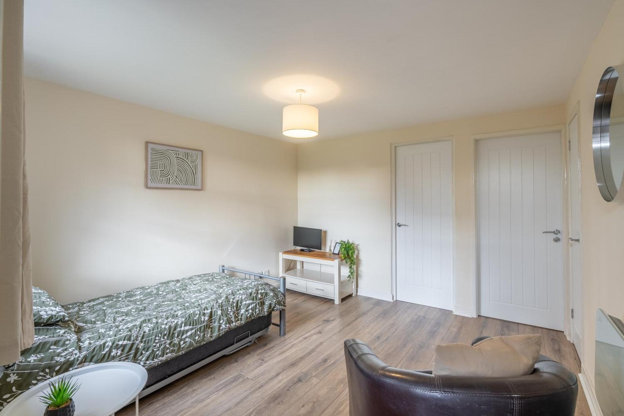 וולינגטון Modern Studio Flat In Wellington, Telford מראה חיצוני תמונה